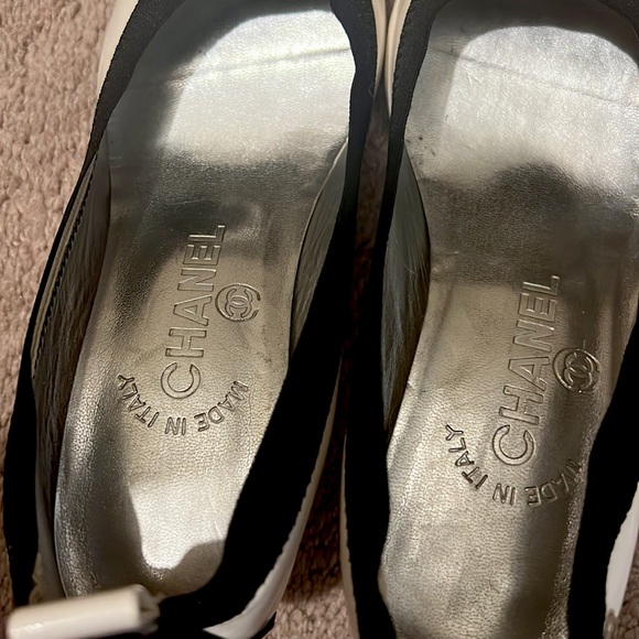 Vintage CHANEL Two Tone Stretch Cap Toe Pump - Picture 4 of 7
